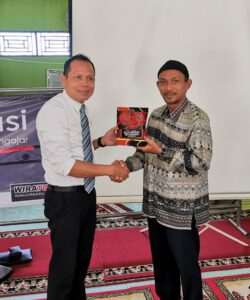 Branch Head Wira Toyota Banjarbaru Hansye E. Pantow menyerahkan Cinderamata kepada SMPN 4 Banjarbaru
